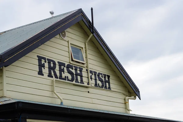 Vintage segno di pesce fresco al mercato del pesce — Foto Stock