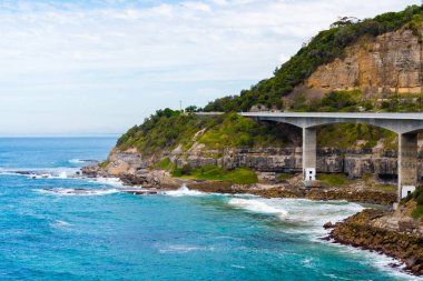 665 metre uzunluğunda Deniz Cliff köprü üzerinden görünüm, dengeli bir köprü prensibine göre Coalcliff, Nsw, Avustralya doğal Grand Pacific sürücüde boyunca