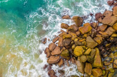 Mavi dalgalar üzerinde kayalık Avustralya kıyı şeridi çökmesini üst hava görünümünü. Yaz deniz okyanus dalgaları ve uçurumları ile. Seyahat kavramı arka plan