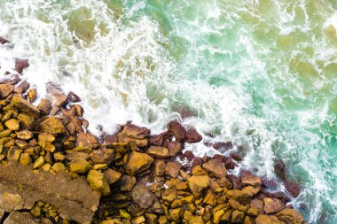 Mavi dalgalar üzerinde kayalık Avustralya kıyı şeridi çökmesini üst hava görünümünü. Yaz deniz okyanus dalgaları ve uçurumları ile. Seyahat kavramı arka plan