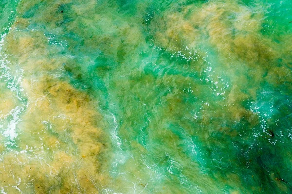 Vista aérea superior de las olas verdes azules que se estrellan en la costa rocosa australiana. Paisaje marino de verano con olas oceánicas. Concepto de viaje — Foto de Stock