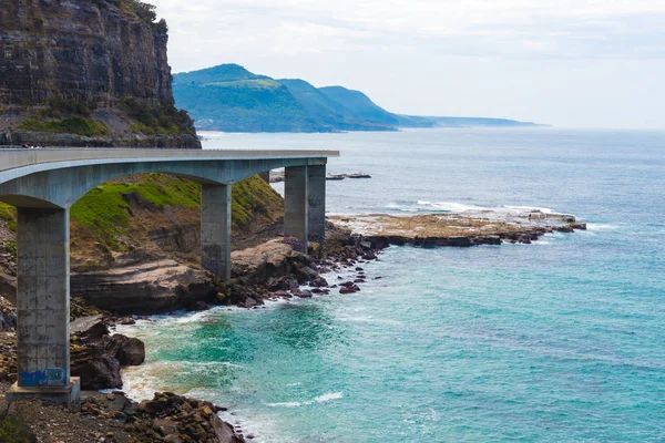 Vue sur le pont Sea Cliff de 665 mètres de long, un pont en porte-à-faux équilibré le long de la pittoresque Grand Pacific Drive à Coalcliff, NSW, Australie — Photo