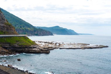665 metre uzunluğunda Deniz Cliff köprü üzerinden görünüm, dengeli bir köprü prensibine göre Coalcliff, Nsw, Avustralya doğal Grand Pacific sürücüde boyunca