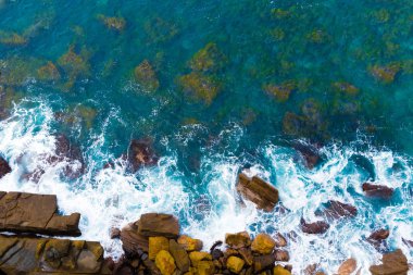Mavi dalgalar üzerinde kayalık Avustralya kıyı şeridi çökmesini üst hava görünümünü. Yaz deniz okyanus dalgaları ve uçurumları ile. Seyahat kavramı arka plan