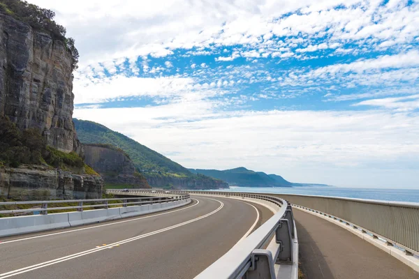 Blick über die 665 Meter lange Meeresklippenbrücke, eine ausgewogene Auslegerbrücke entlang des malerischen Grand Pacific Drive in Kohlefelsen, nsw, Australien — Stockfoto