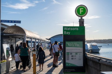 Avustralya 'nın en eski balıkçı kasabası Watsons Körfezi rıhtımına ve muhteşem manzarası, harika parkı ve taze deniz ürünleriyle popüler gelişmekte olan yerel bir körfeze bakın.