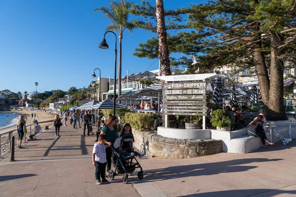 Vista de la playa en Watsons Bay, el pueblo pesquero más antiguo de Australia y una próspera ensenada local popular con espléndidas vistas, encantador parque y mariscos frescos — Foto de Stock