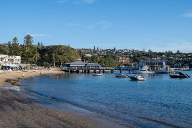 Avustralya 'nın en eski balıkçı kasabası Watsons Körfezi rıhtımına ve muhteşem manzarası, harika parkı ve taze deniz ürünleriyle popüler gelişmekte olan yerel bir körfeze bakın.
