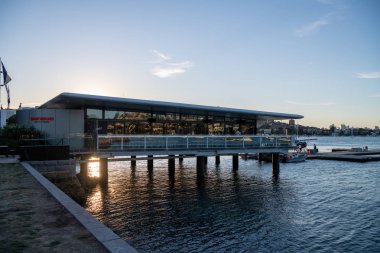 Günbatımının arka planında yer aldığı Sydney Uçakları Rose Körfezi Terminali ve deniz uçakları