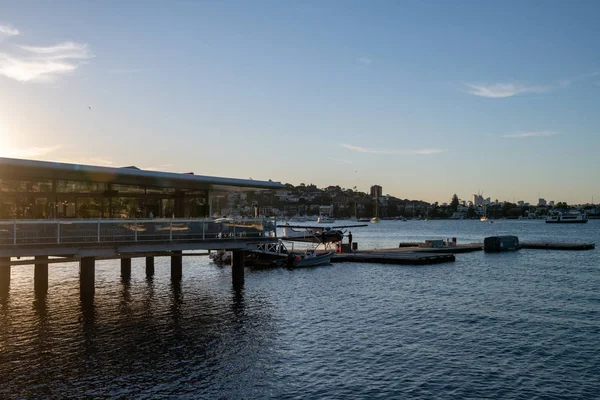 Uitzicht over Sydney Vliegtuigen Rose Bay Terminal en watervliegtuigen met zonsondergang op de achtergrond — Stockfoto