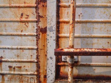 Paslı demir duvarlar, yatay desenli.