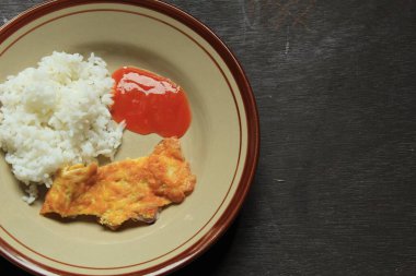 Buharda pilavlı omlet, acılı sos, pişirmesi kolay ve Endonezya usulü yemesi kolay..
