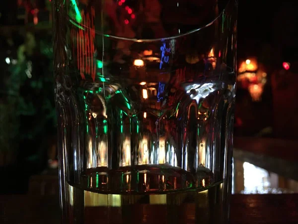Highball Glas Waarin Reflectie Van Kleuren Van Het Licht Zichtbaar — Stockfoto