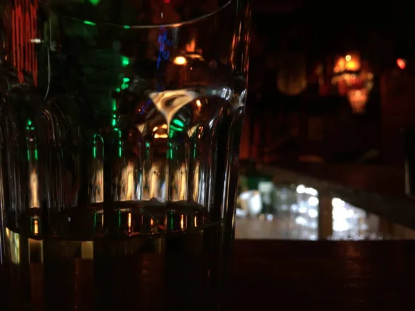 Verre Highball Dans Lequel Reflet Des Couleurs Lumière Est Visible — Photo