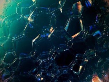 Karanlık arka planda sabun köpükleri. Gürültülü film tahılı, arka plan dokusu