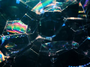 Karanlık arka planda sabun köpükleri. Gürültülü film tahılı, arka plan dokusu