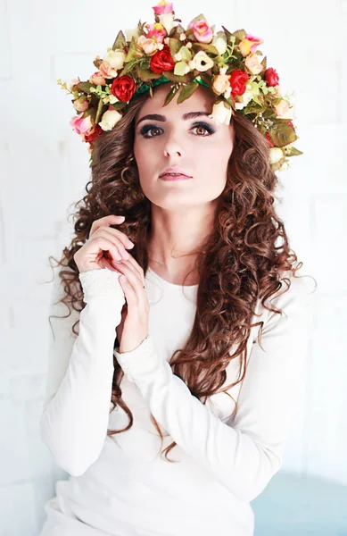 Beautiful woman with flower crown — Stock Photo, Image