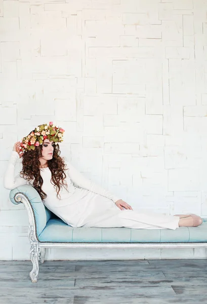 Belle femme avec couronne de fleurs Photo De Stock