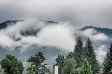 Sis ve buğu Karadağ dağlarda 