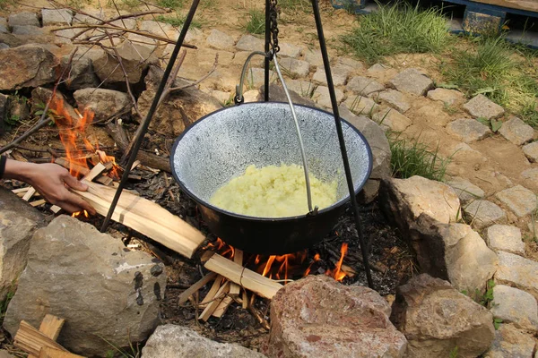 Cocinar olla en un viaje de camping —  Fotos de Stock