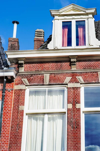 Fachadas de edifícios tradicionais holandeses em Leiden — Fotografia de Stock