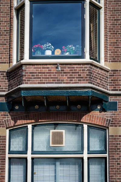 Fachadas de edifícios tradicionais holandeses em Leiden — Fotografia de Stock