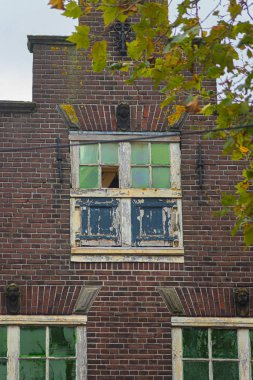 Hollanda 'nın Leiden kentindeki geleneksel Hollanda binalarının cepheleri