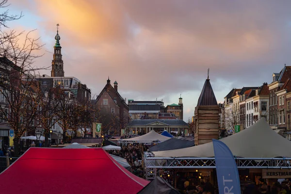 Leiden, Hollanda, 15-12-2019: Güneşin altında bir Noel pazarı