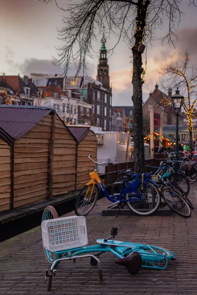 Leiden, Netherlands, 15-12-2019: A Christmas market in the sunse — Stock Photo, Image