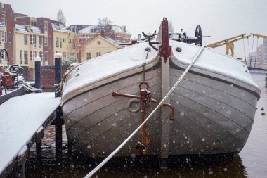 Kar altında Harbour geleneksel Hollanda gemileri