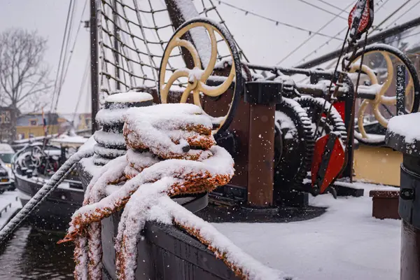 Navi olandesi tradizionali in porto sotto la neve — Foto Stock