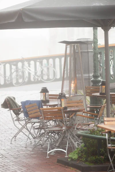 Restaurant vide et le pont dans la journée brumeuse, Leyde, Nether — Photo