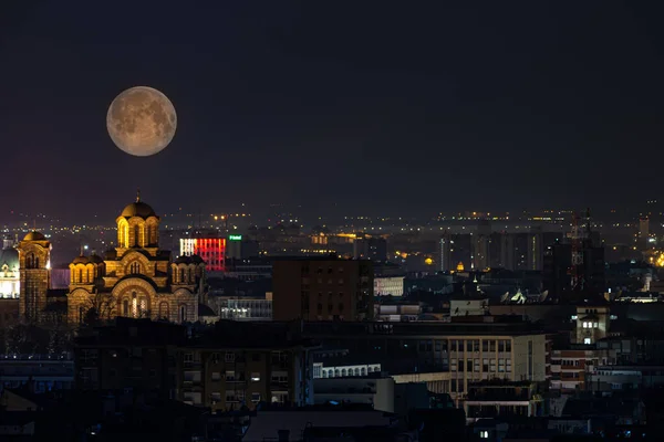 Belgrad ve Sırbistan kentte çifte maruz kalma üzerine dolunay