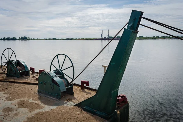 Eski gemi malzemeleri tersanede.