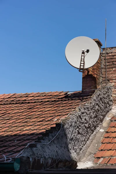 Satellitenfernsehantenne Auf Den Alten Dachziegeln — Stockfoto