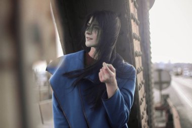 Şehirde güzel bir kızla sokak balesi.