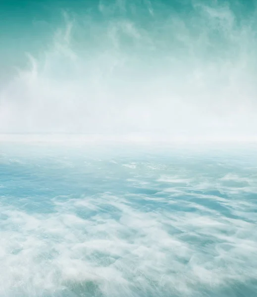 Mer tourbillonnante et brouillard — Photo