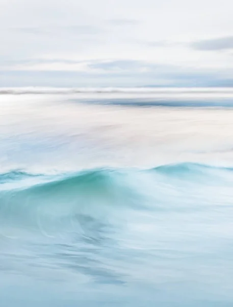 Fließende Ozeanwelle — Stockfoto