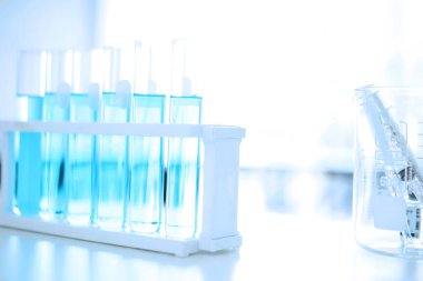 Laboratuvarda bilim adamı araştırma tüpü, tüpleri test etmek için kimyasal sıvı, bilim ve tıbbi araştırma ve geliştirme konsepti