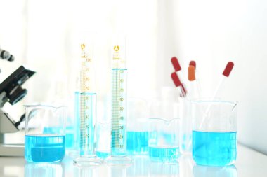 Laboratuvarda bilim adamı araştırma tüpü, tüpleri test etmek için kimyasal sıvı, bilim ve tıbbi araştırma ve geliştirme konsepti