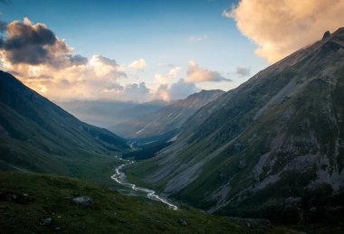 Kafkasya dağlarında gün batımı, geçitten manzara