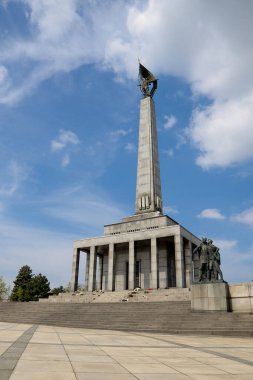 Bratislava, Slovakya 'da bulunan tepenin üzerindeki anıt. Binlerce Sovyet Ordusu askeri var.