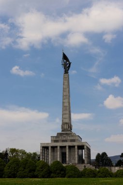Bratislava, Slovakya 'da bulunan tepenin üzerindeki anıt. Binlerce Sovyet Ordusu askeri var.