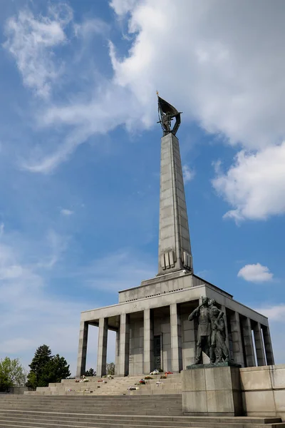 Bratislava, Slovakya 'da bulunan tepenin üzerindeki anıt. Binlerce Sovyet Ordusu askeri var.