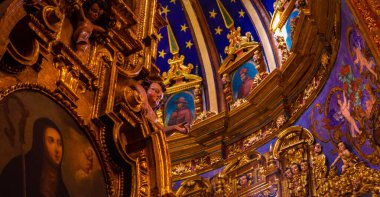 Borçlu Katolik Kilisesi iç mimarisi