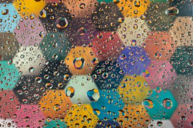 Çok renkli bir arkaplanda soyut su damlası arkaplanı