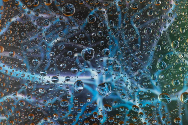 Fondo abstracto gota de agua sobre un hermoso fondo multicolor — Foto de Stock