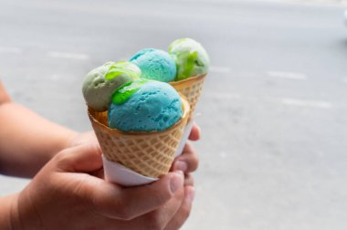 Renkli meyveli dondurma külahı yakın planda. Tatlı lezzetli.