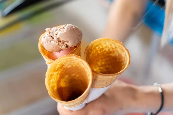 Cono Gelato Alla Frutta Colorato Nelle Mani Primo Piano Delizioso — Foto Stock