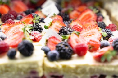 Taze meyve ve böğürtlenli lezzetli pasta. Tatlı tatlı